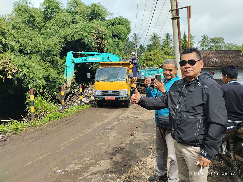 Kolaborasi Pemerintah Desa Tenjojaya dan Dinas Lingkungan Hidup Menuju Desa Bersih dan Sehat